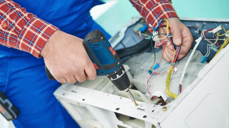 Avcılar Ariston Ariston çamaşır makinesi kart tamiri – Su almama arızası orijinal parça ile giderildi. - Teknik servis örneği